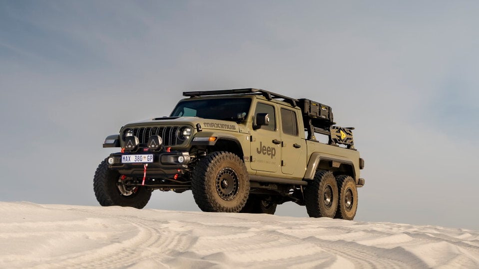 Six-wheel Jeep Gladiator converted in SA by Ulterio Motiv