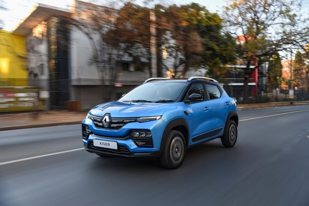 Blue Renault Kiger drivigng in the city