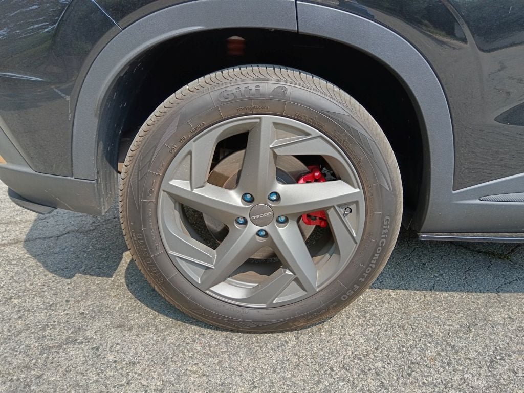 Wheel arc of the black Omoda C5 GT