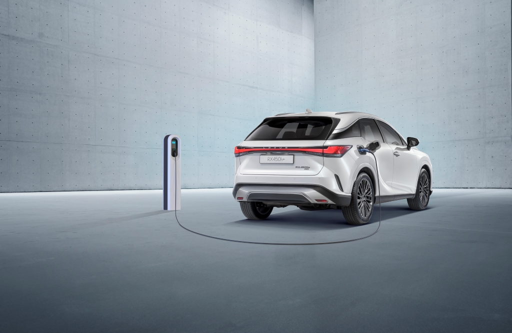 With the choice between home top-ups and public chargers, the Lexus RX 450 h+ PHEV can handle moderate daily commutes without resorting to petrol power.