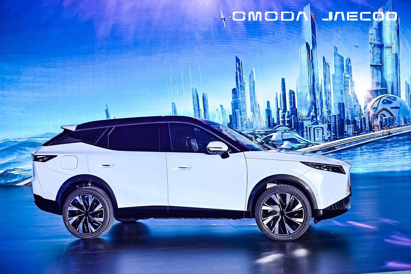 Omoda's C7 continues the sweeping beltline and angled tailgate of its siblings.