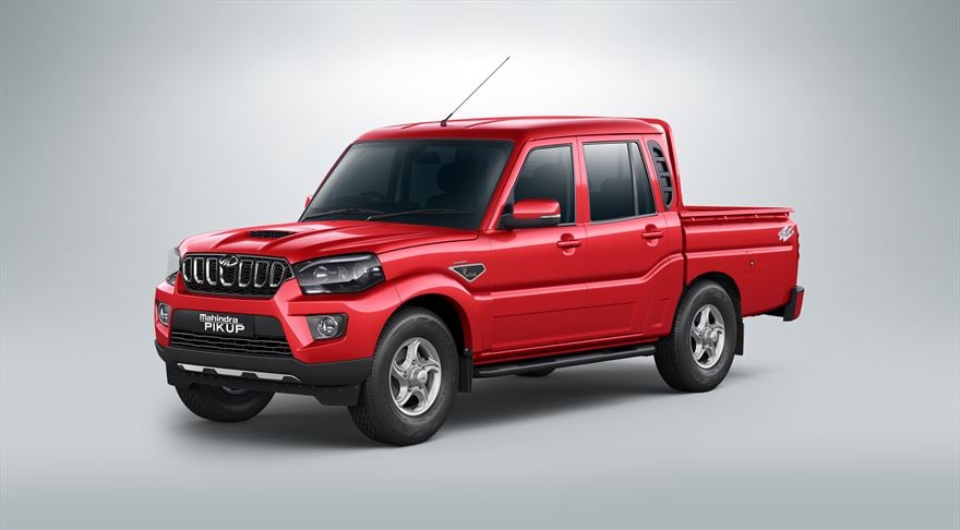 Mahindra Pik Up - studio shot