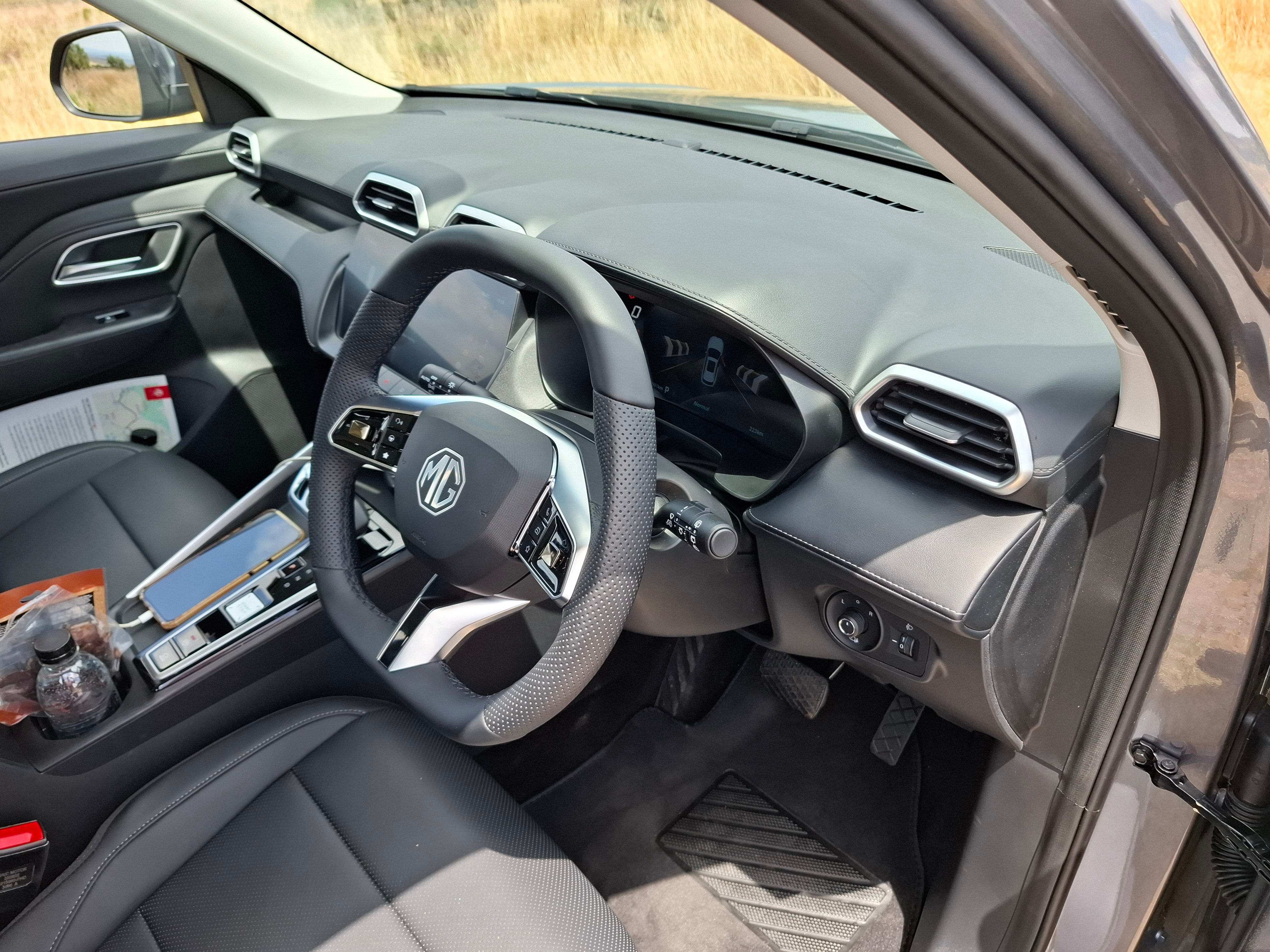 MG ZS Pro interior 