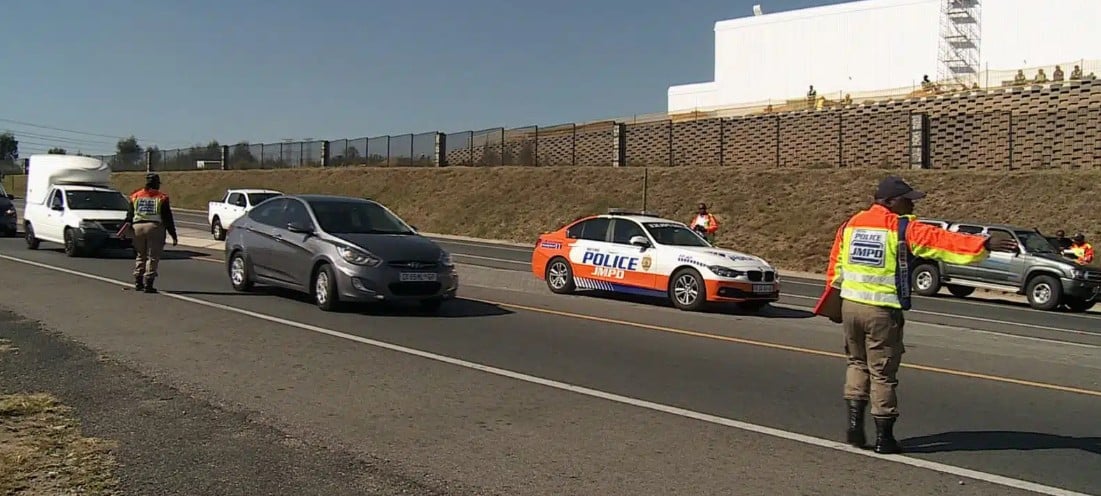 Road block in operation - image Arrive Alive